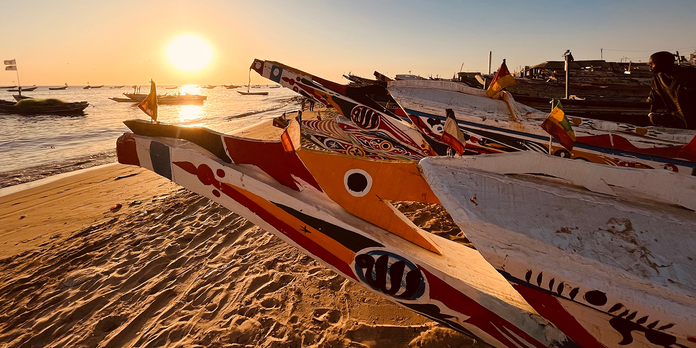 Pirogue traditionnel sur la plage au sénégal au port de Mbour