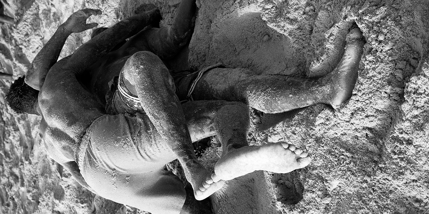 des lutteurs s'entrainent sur une plage de Dakar au Sénégal en