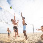 Match de beach-volley sur une plage du Sénégal