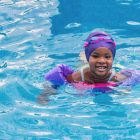 Petite fille prenant un cours de natation en piscine, Sénégal