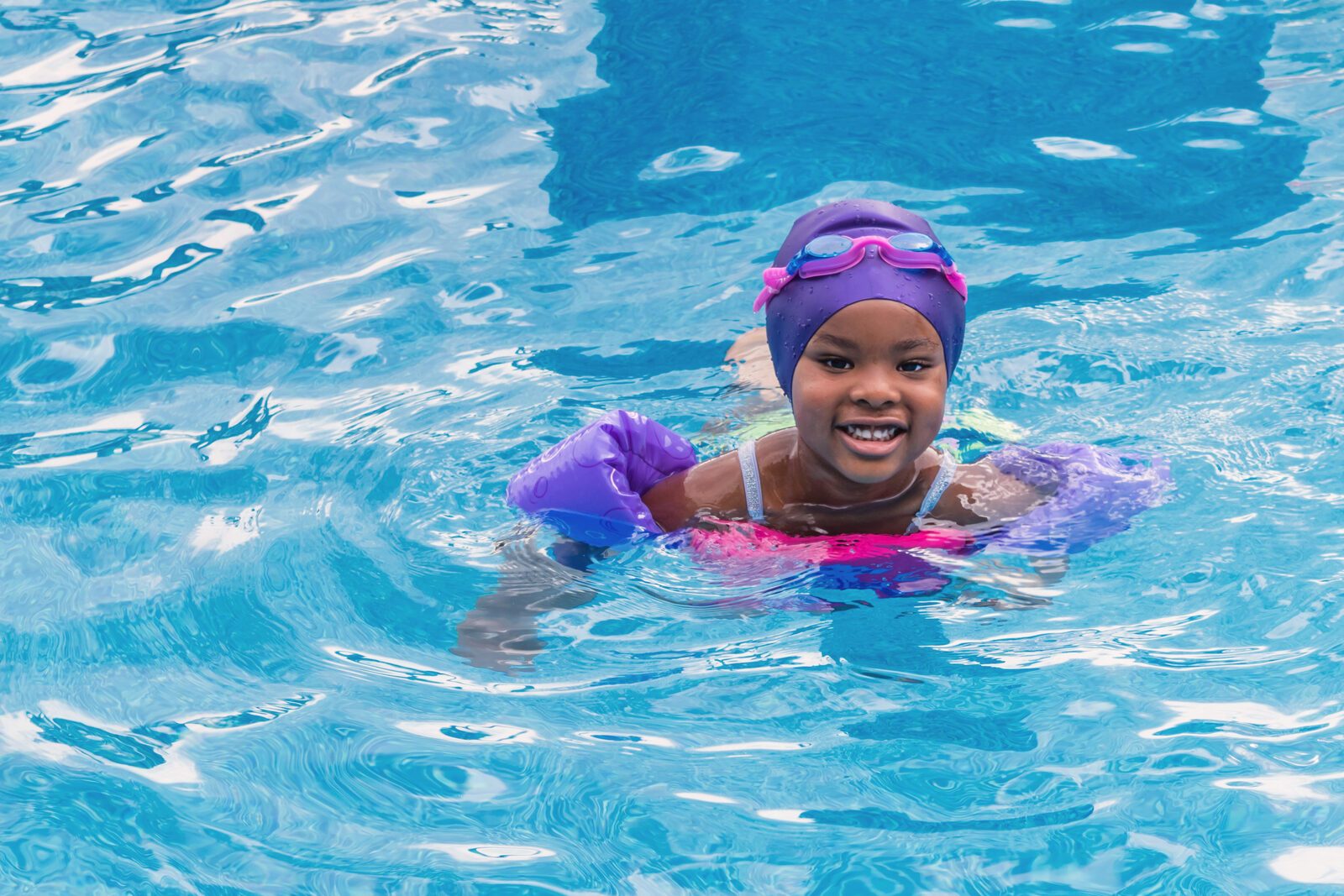Cours de natation enfant — Ngor Petite fille prenant un cours de natation en piscine, Sénégal