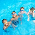 Enfants lors d un cours de natation en piscine, Sénégal