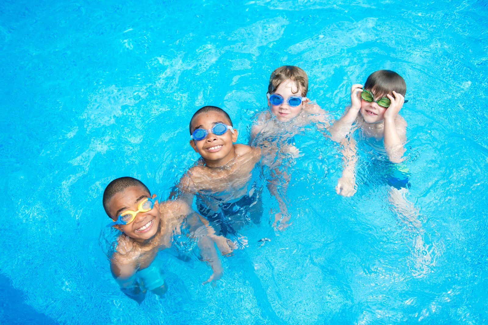 Cours de natation enfants — Ngor Enfants lors d un cours de natation en piscine, Sénégal