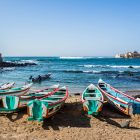 Pirogues de pêche dans la baie de l’île de Ngor à Dakar