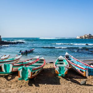 Pirogues de pêche dans la baie de l’île de Ngor à Dakar