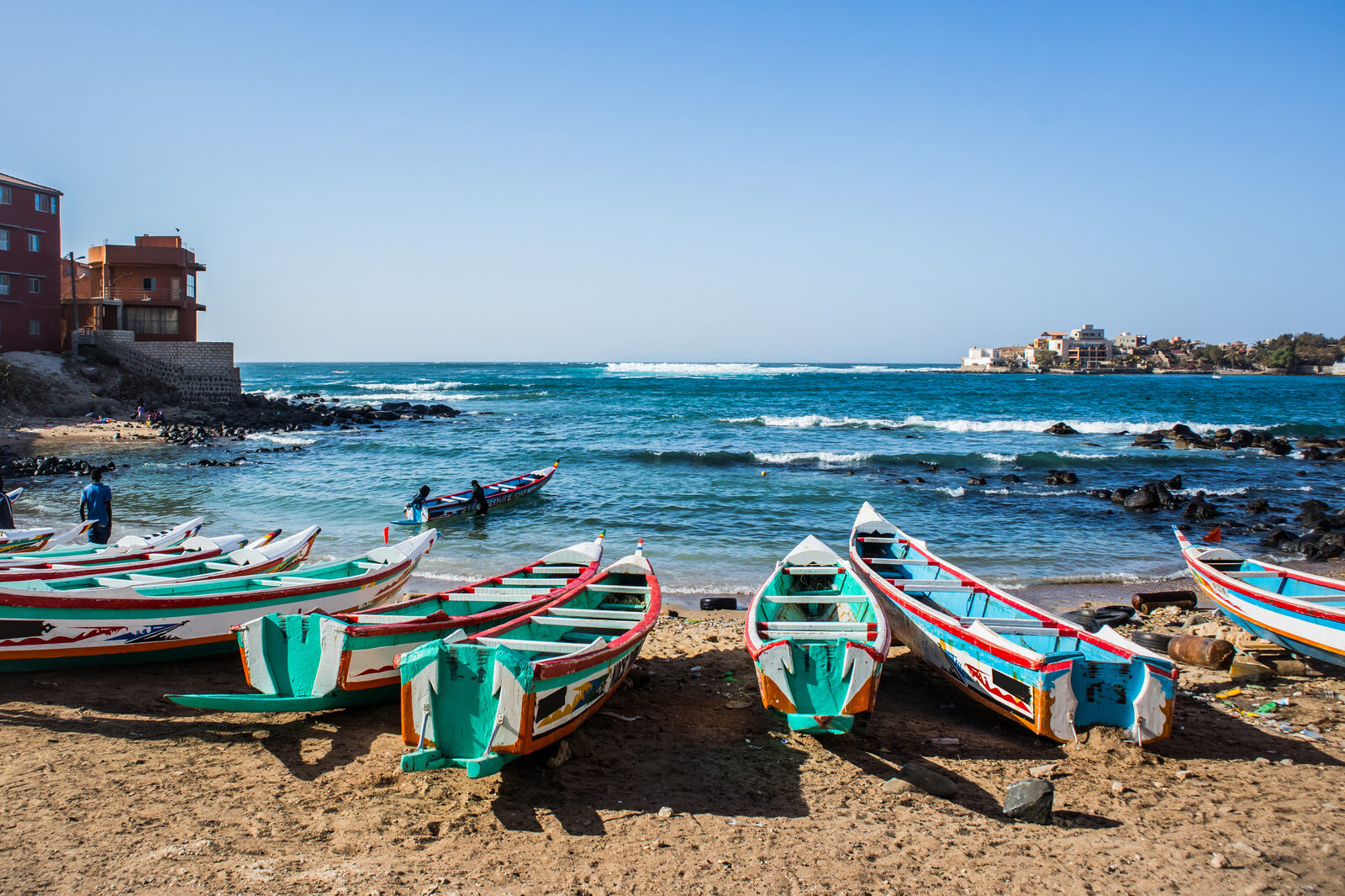Pirogues de pêche dans la baie de l’île de Ngor à Dakar Pirogues de pêche dans la baie de l’île de Ngor à Dakar