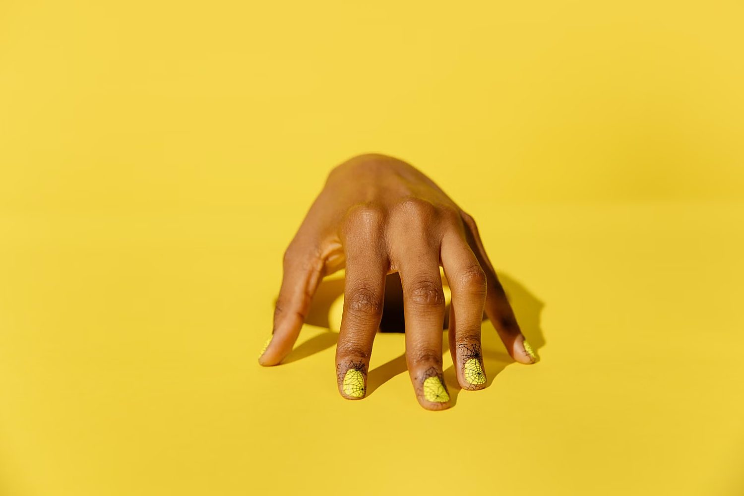 Manucure ongles sur mains noires Sénégal
