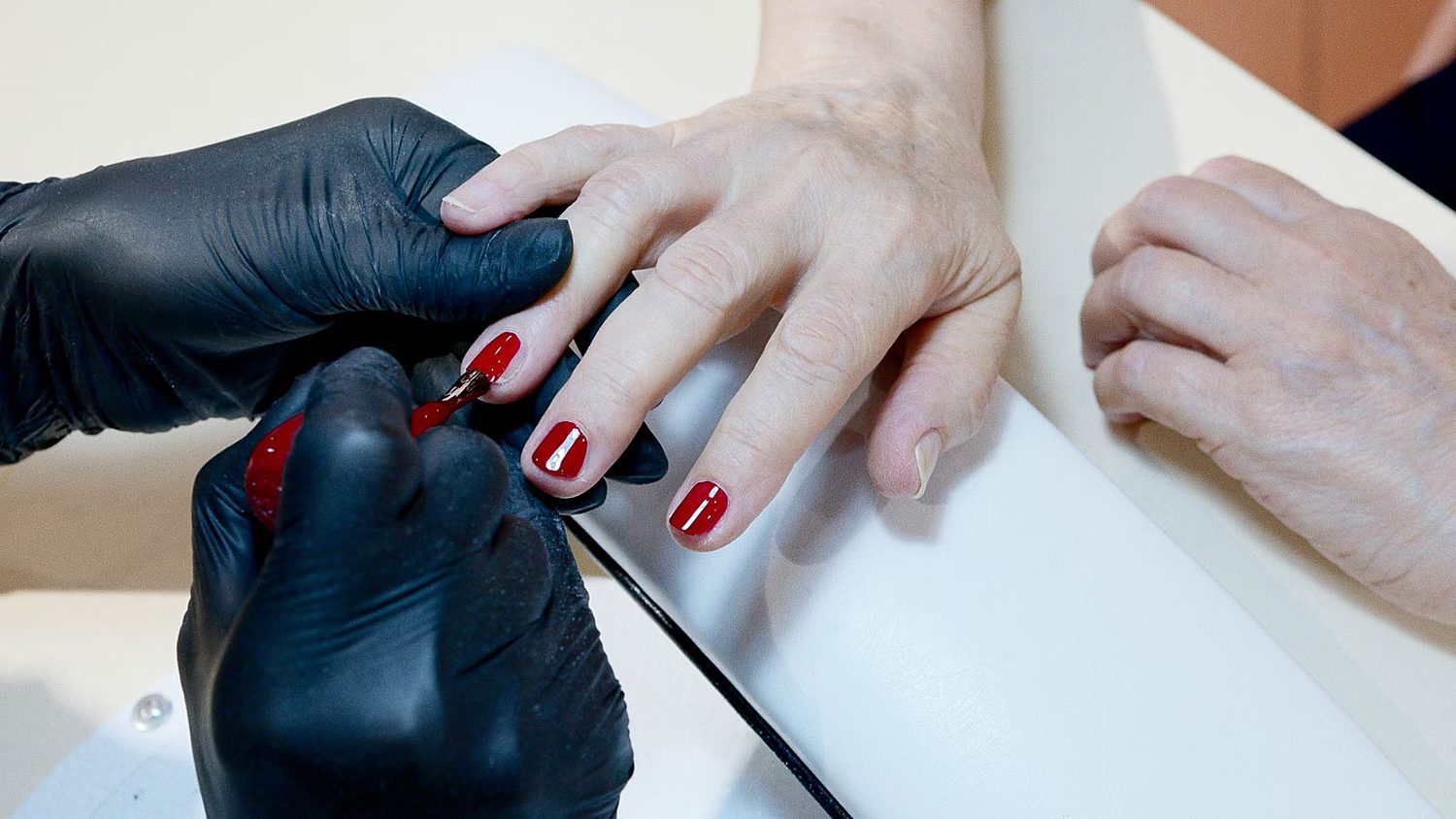 Manucure pose de vernis rouge Sénégal