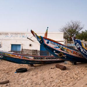 Mbour pirogues colorees plage, Sénégal