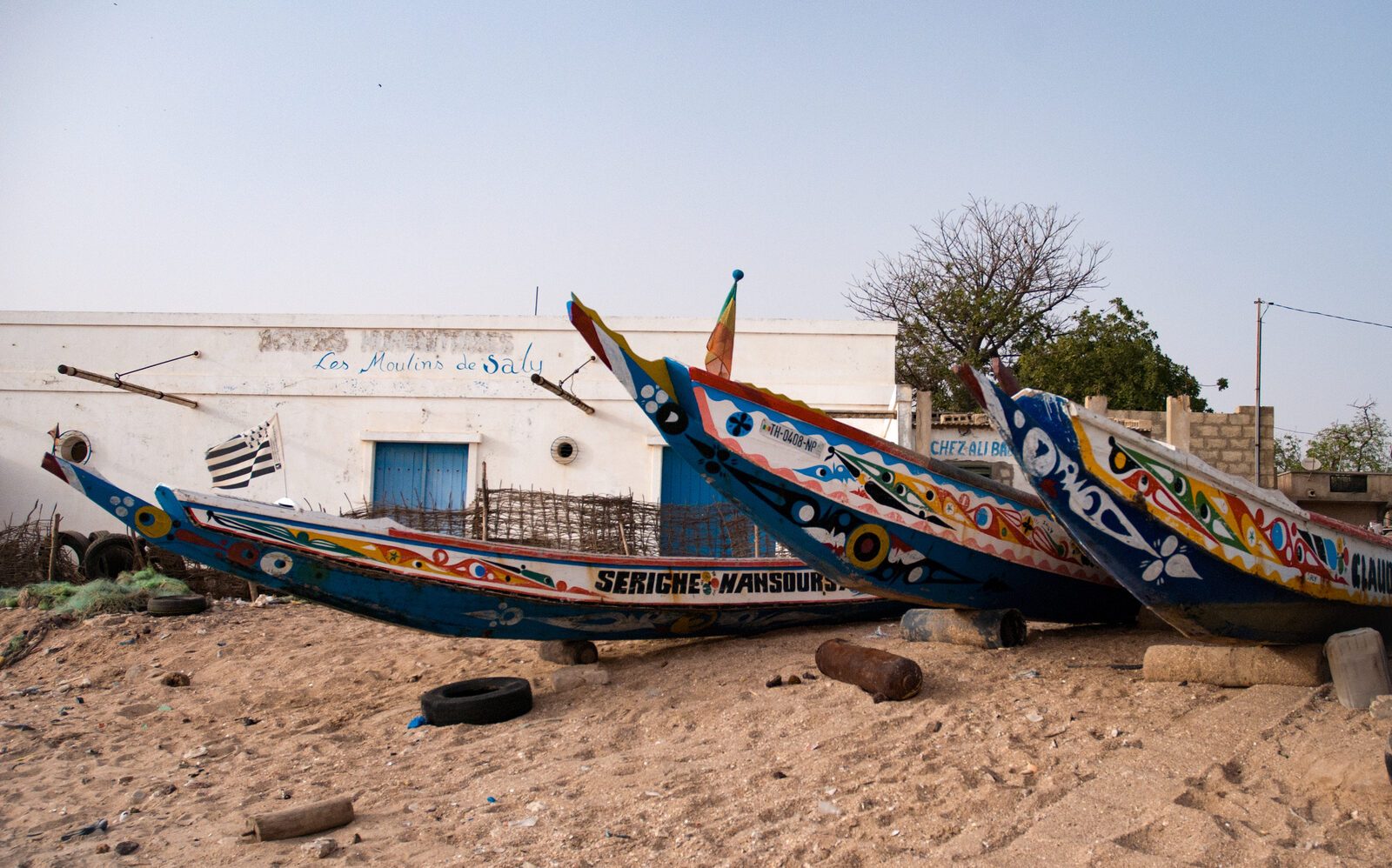 Arrivée des pêcheurs à Mbour Mbour pirogues colorees plage, Sénégal