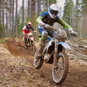 Pilote de moto-cross en action sur une piste tout-terrain au Sénégal