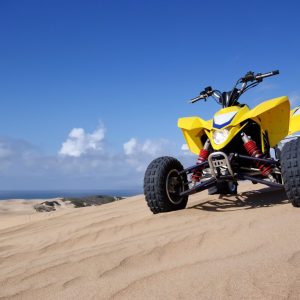 Quad sur les dunes de sable en bord de plage au Sénégal