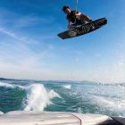 Wakeboard tracté derrière un bateau à Dakar